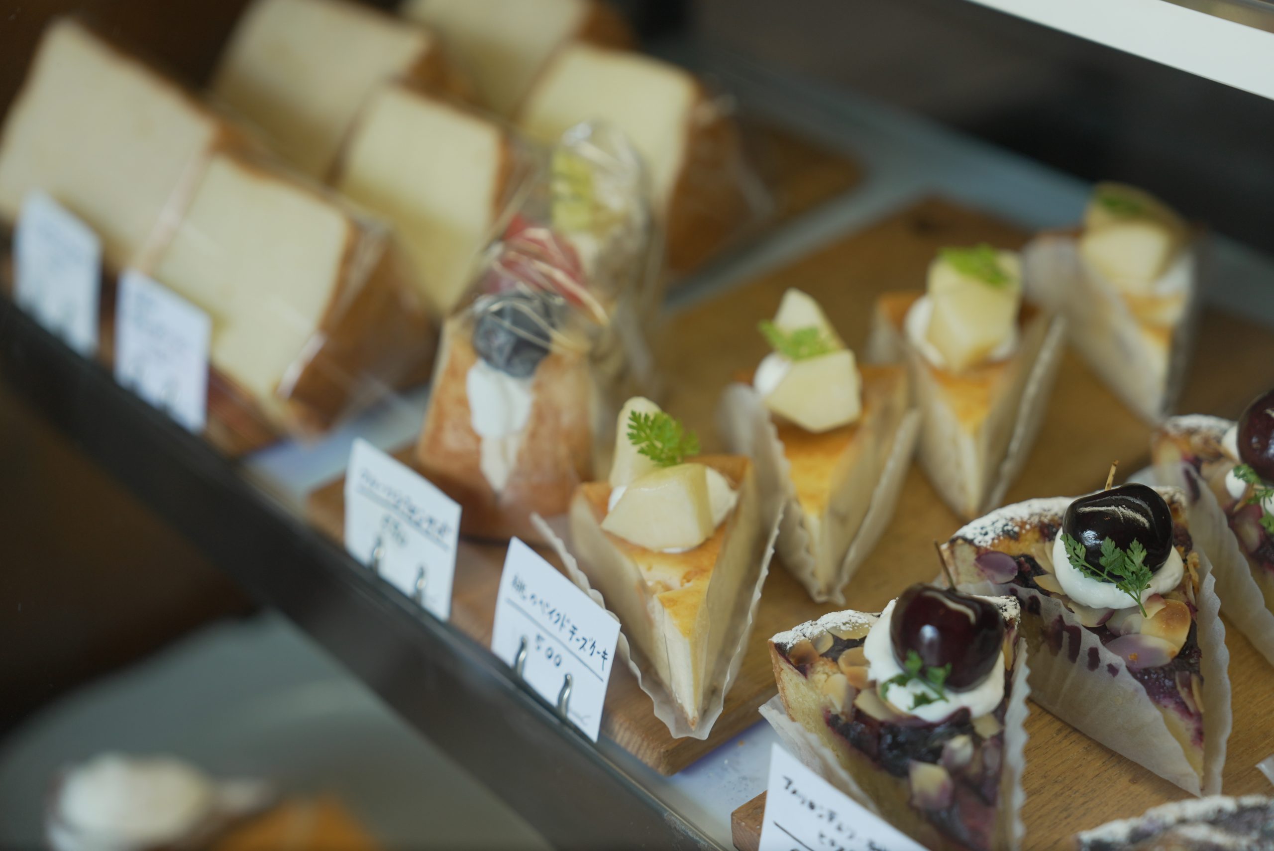 「コチカ」のショーケース。季節のフルーツを使ったケーキが並ぶ。